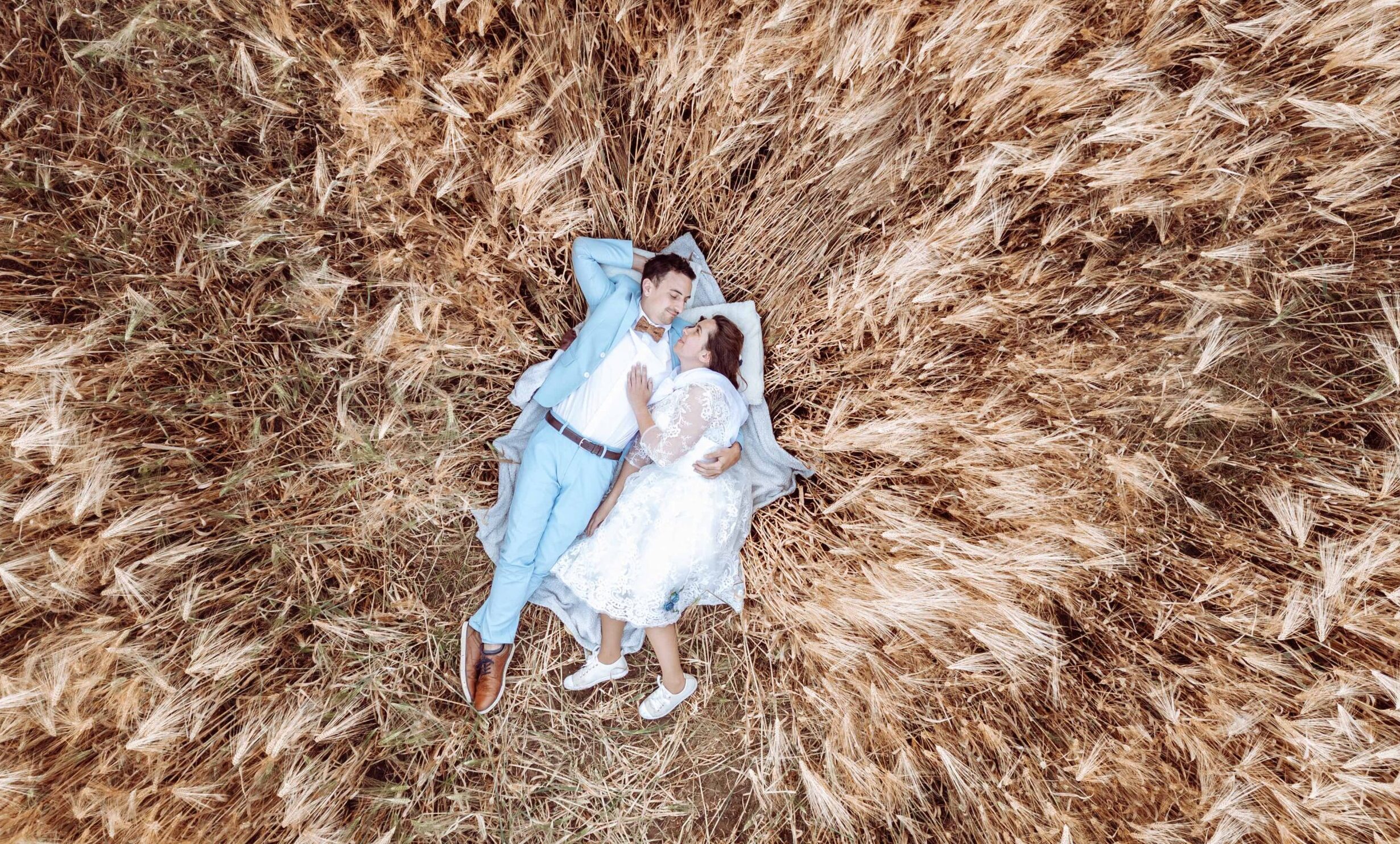 couple dans champs de blé